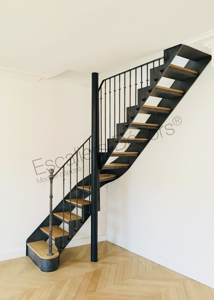Photo DT123 - Escalier 1/4 Tournant Intermédiaire sans contremarches Collection Bistrot. Escalier d'intérieur style 'bistrot' en fer et bois pour une décoration rétro